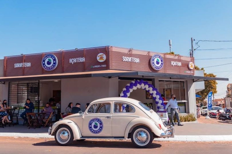 Loja da Trilhas da Amazônia em Rio Verde, com o fusca da marca em frente